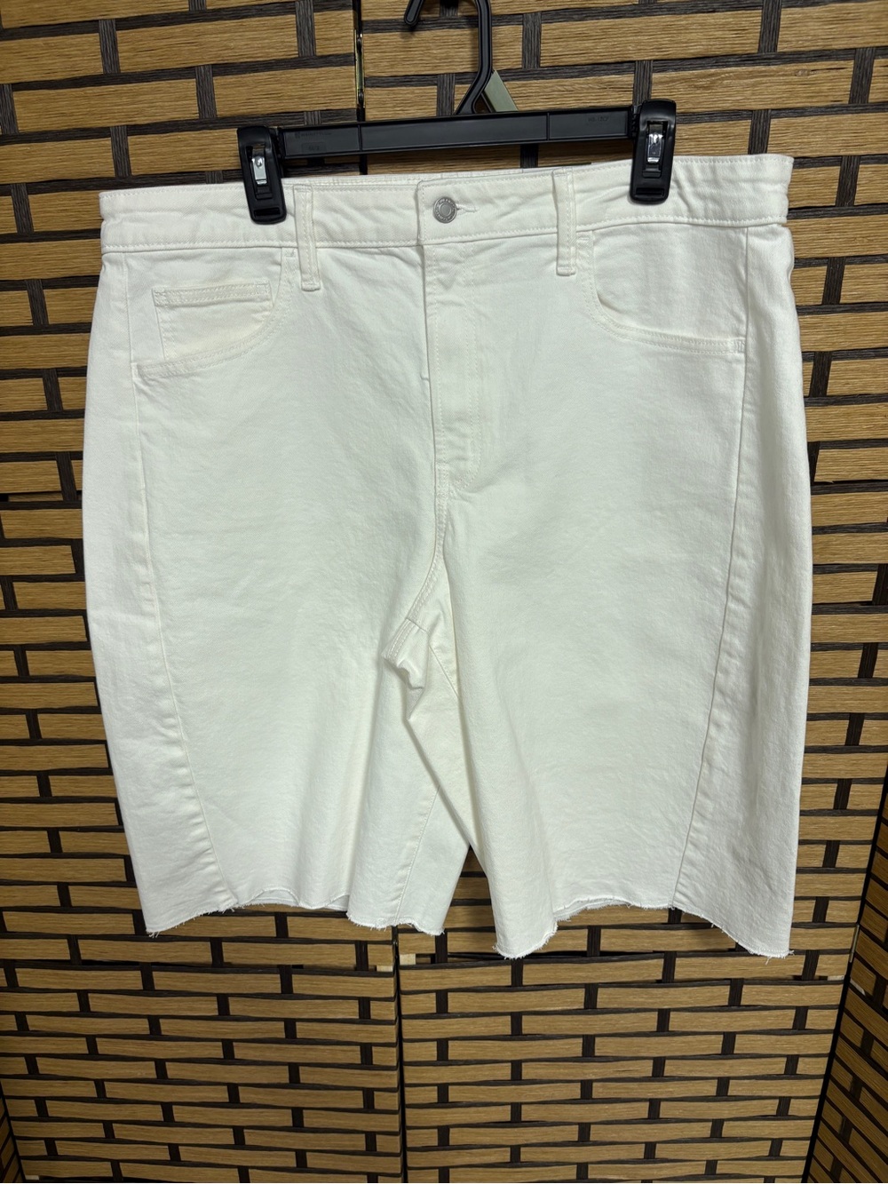 Time and tru white barrel leg Bermuda shorts size 18